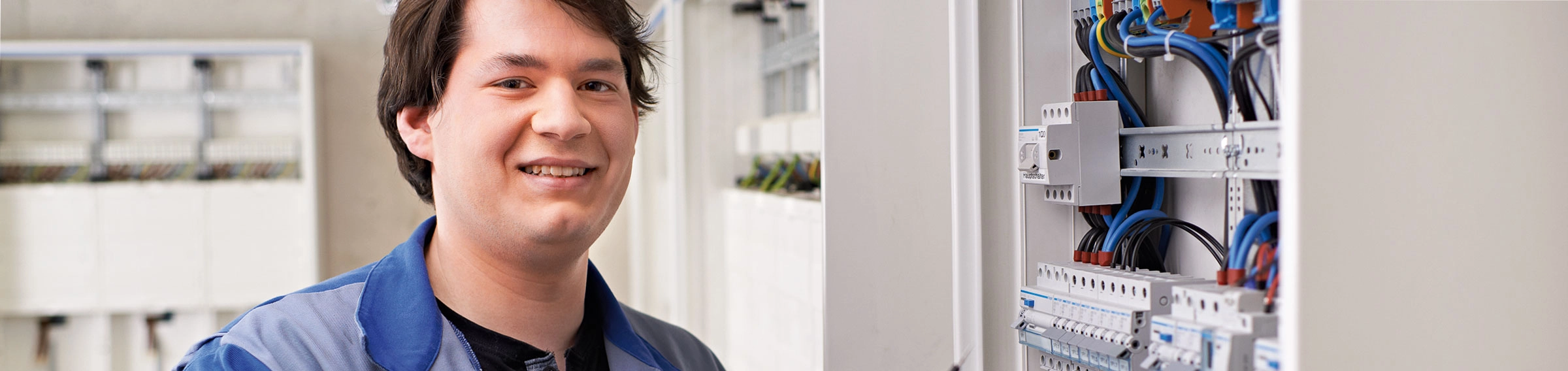 Stadtwerke Jena Elektroniker am Verteilerkasten drinnen