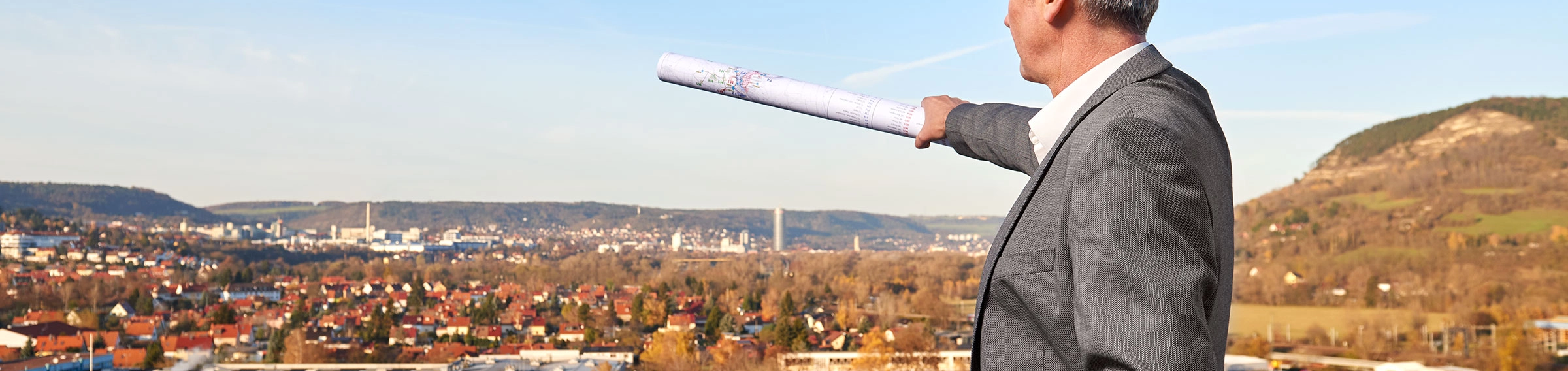 Mitarbeitender der Stadtwerke Jena Netze, Thomas Kahl zeigt Richtung Stadt