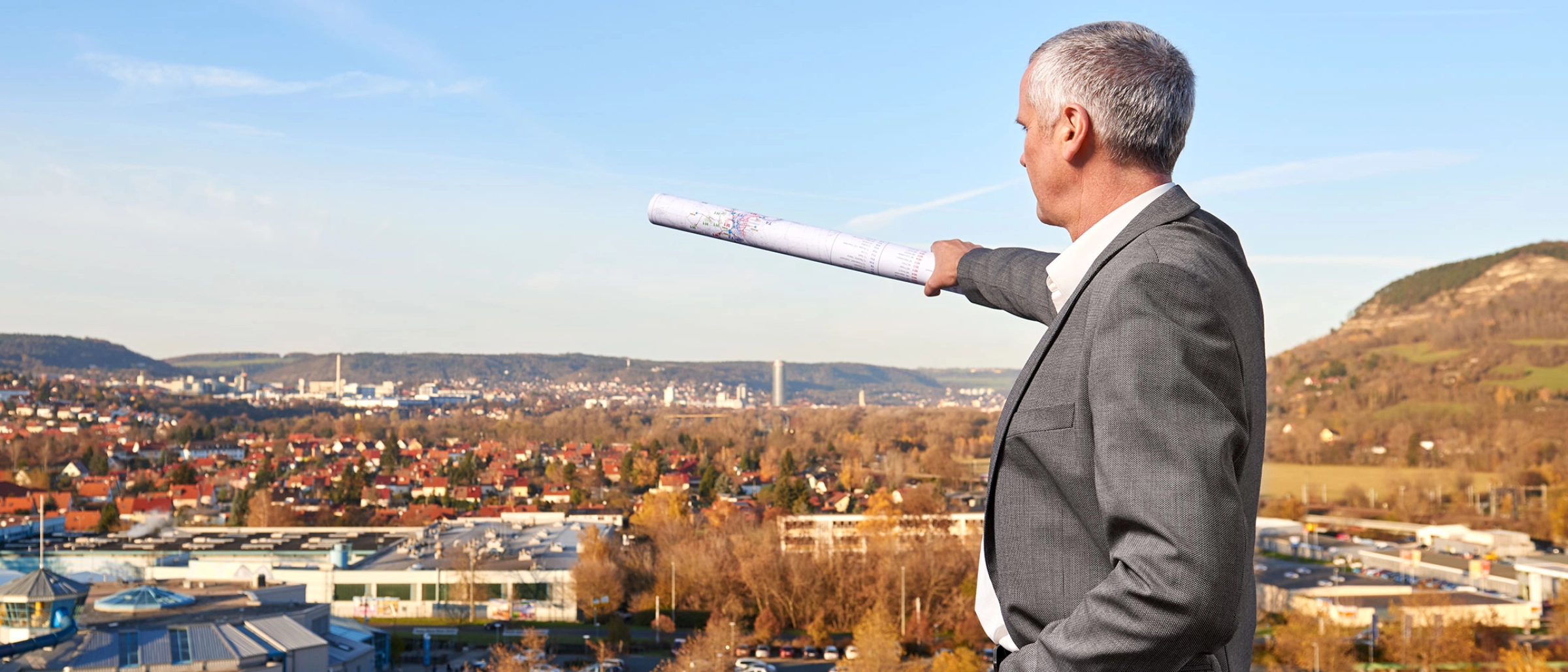 Mitarbeitender der Stadtwerke Jena Netze, Thomas Kahl zeigt Richtung Stadt