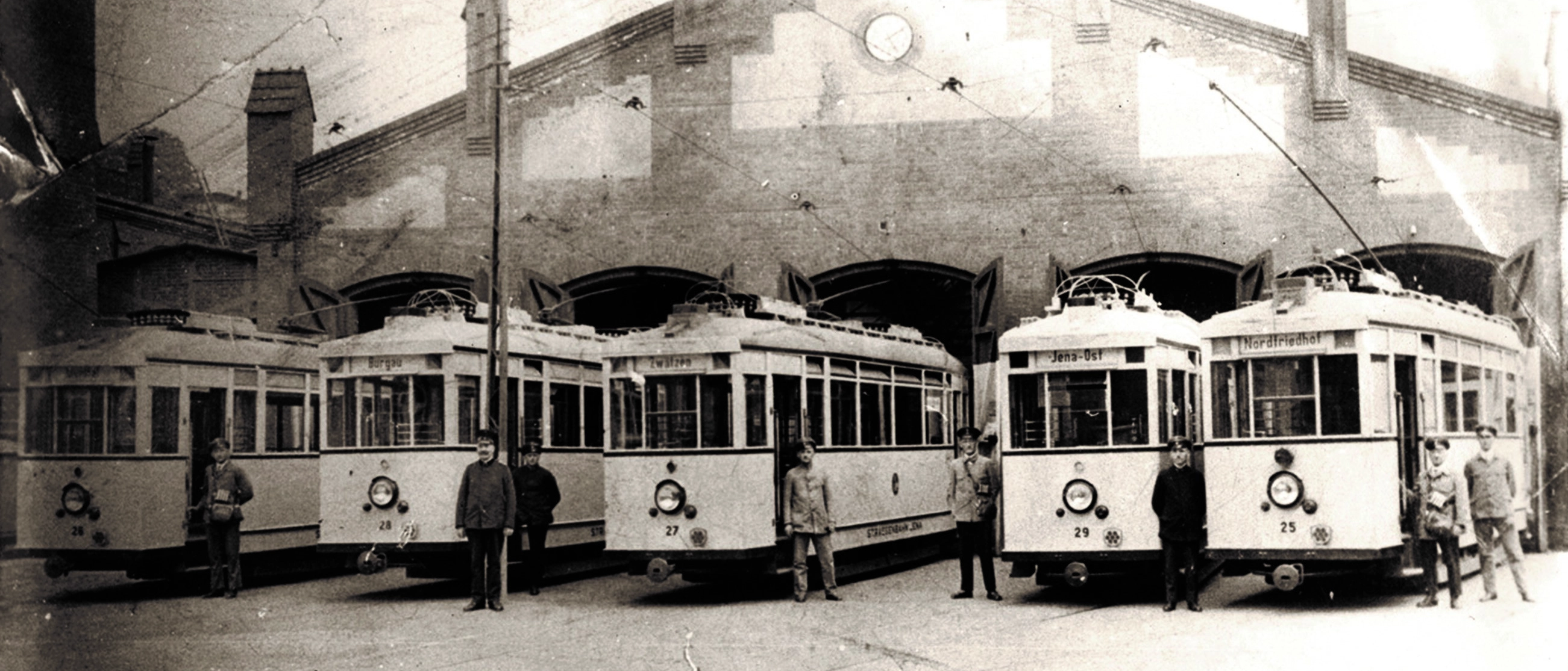 Historische Bahnen in der 1930er Jahren vor dem Alten Straßenbahndepot.