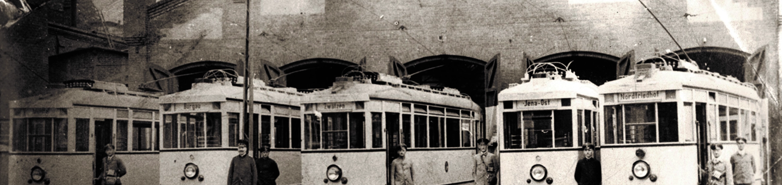 Historische Bahnen in der 1930er Jahren vor dem Alten Straßenbahndepot