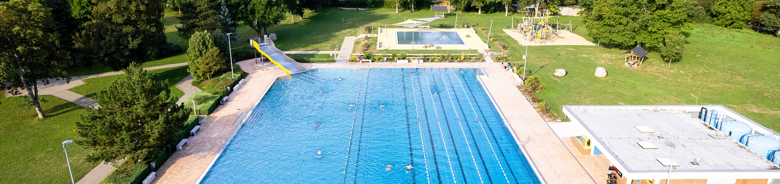 Luftaufnahme des Ostbades mit Schwimmbecken und Parkanlage