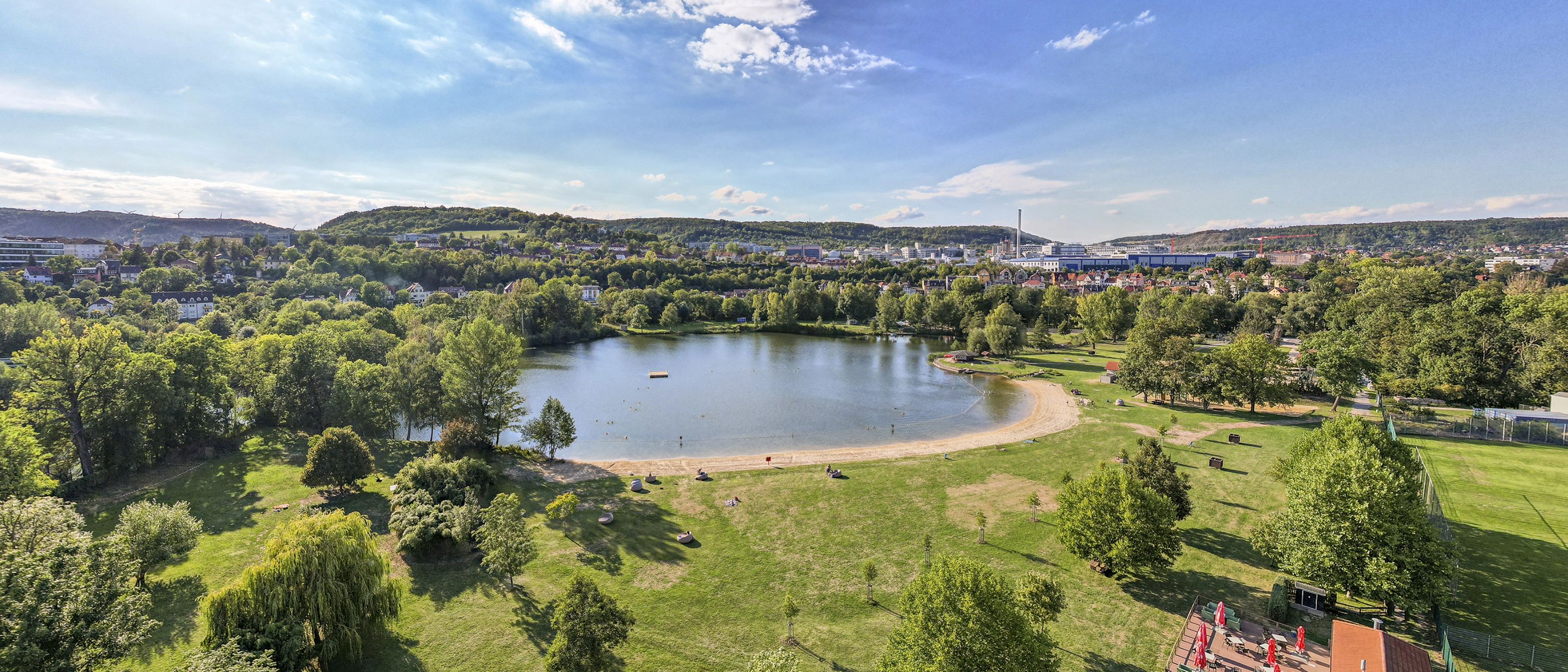 Sommerliche Luftaufnahme des Südbads mit See und Grünflächen