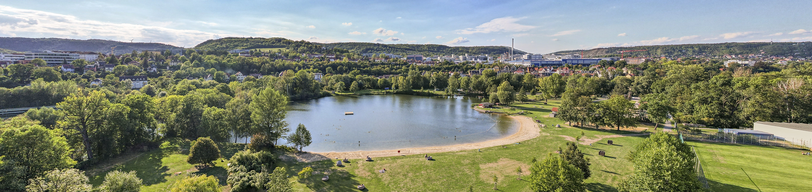 Sommerliche Luftaufnahme des Südbads mit See und Grünflächen