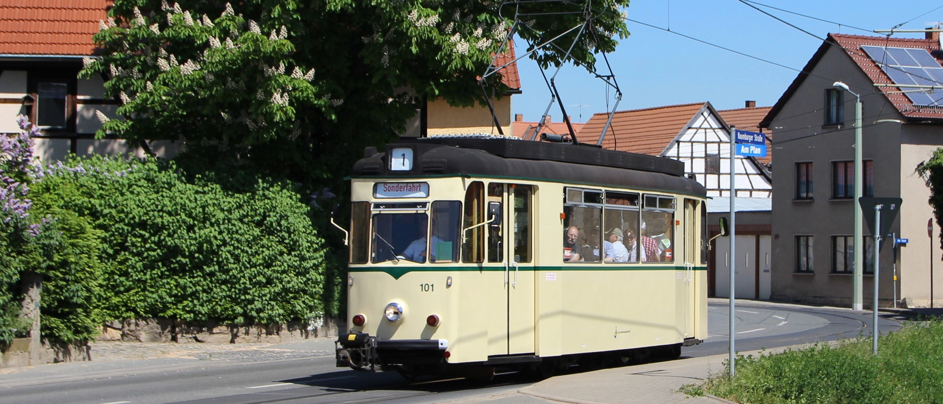 Der historische Triebwagen 101 im Stadtgebiet Jena.