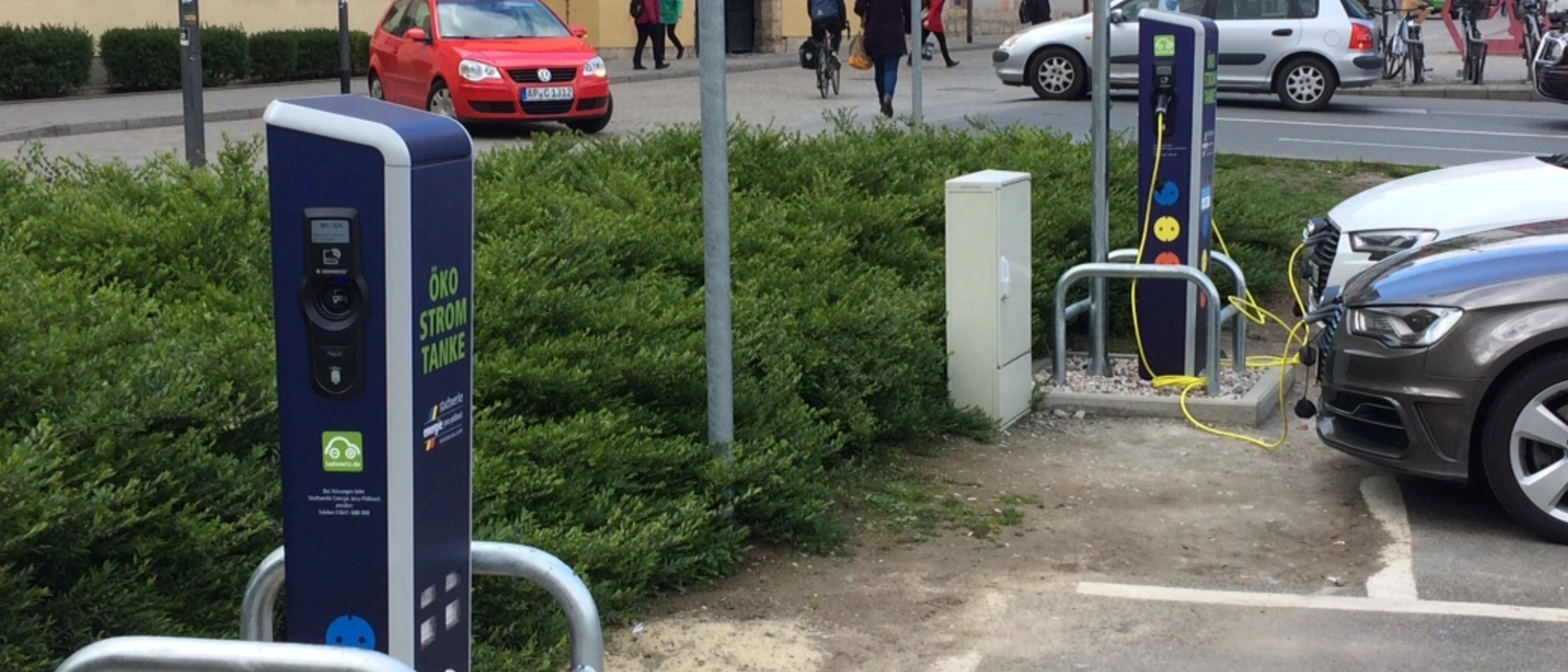 Öffentliche Ladesäule der Stadtwerke Energie am Eichplatz: Ab 2026 profitieren E-Mobilisten von gesenkten Preisen an allen stadtwerkeigenen Ladepunkten. 