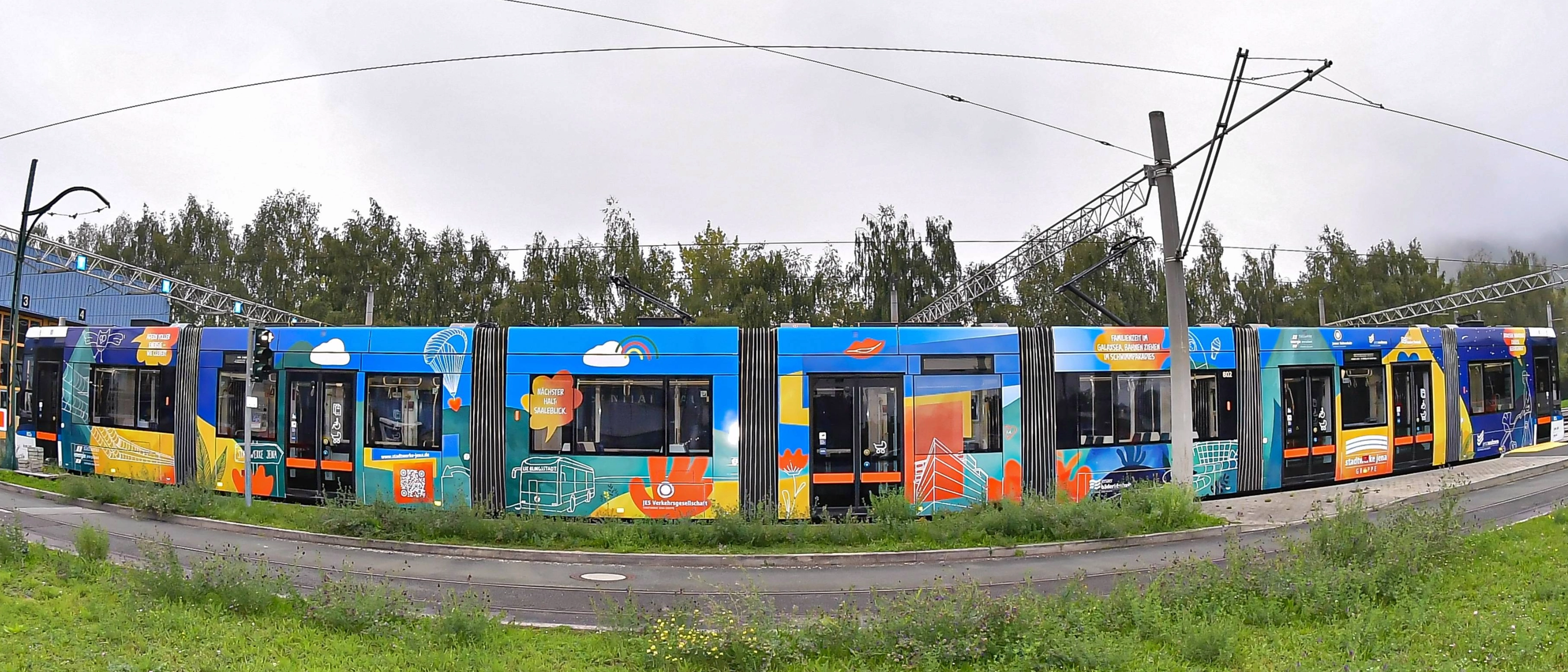 In Gänze: die neu gestaltete Straßenbahn mit der Wagennummer 802 