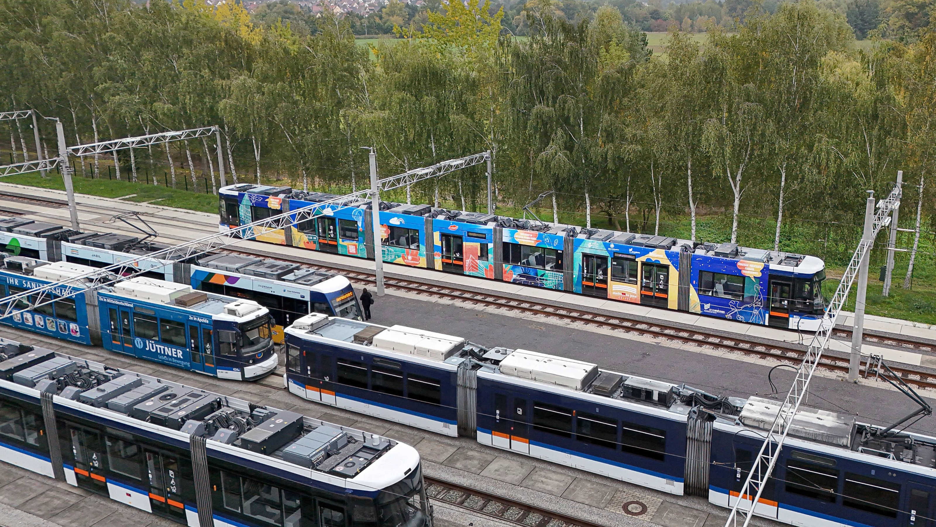 (©Stadtwerke Jena, Jürgen Scheere): Die neu gestaltete Straßenbahn mit der Wagennummer 802 auf dem Betriebshof des Jenaer Nahverkehrs. 