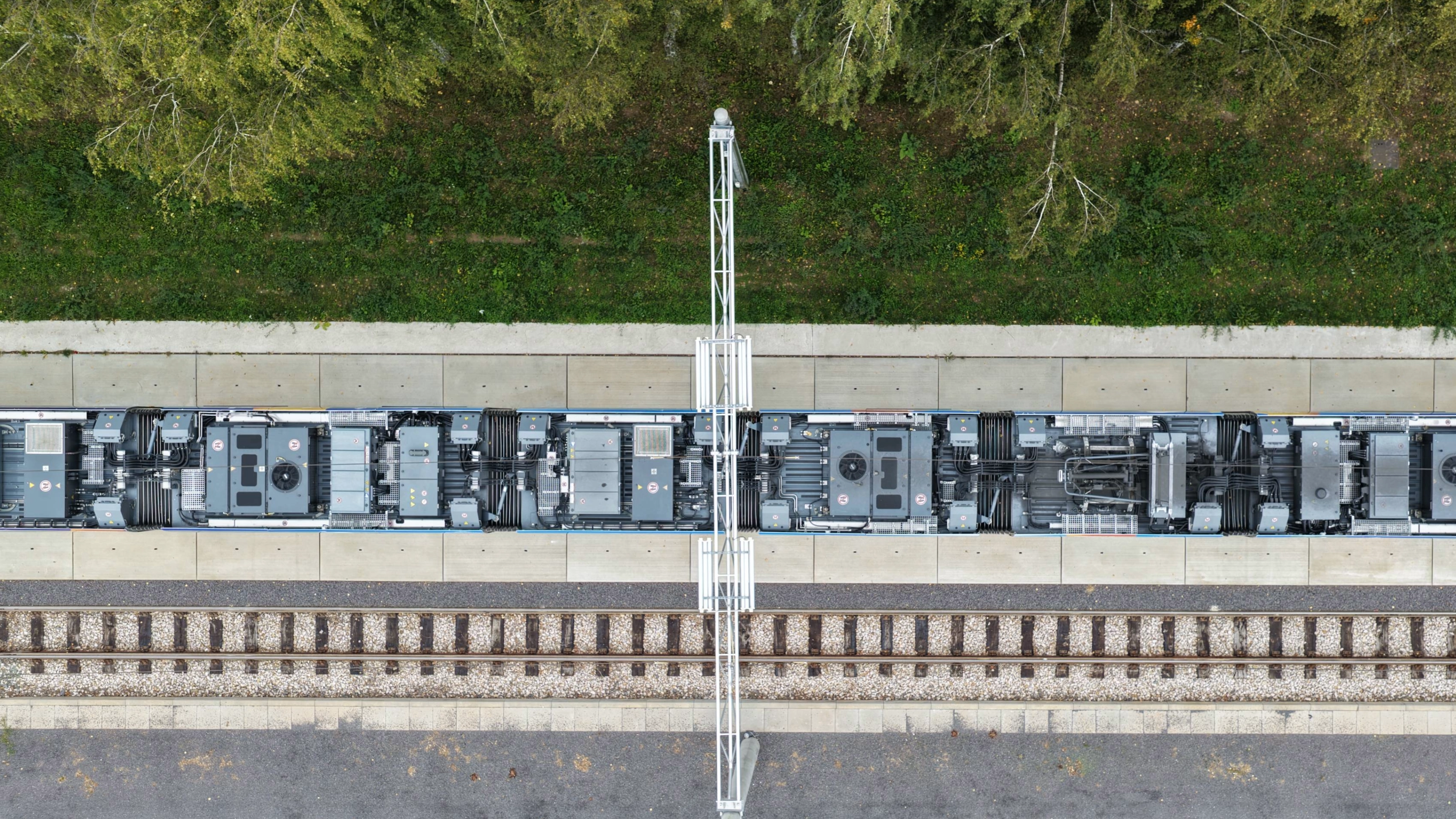 Aus der Vogelperspektive: die neu gestaltete Straßenbahn mit der Wagennummer 802 auf dem Betriebshof des Jenaer Nahverkehrs 