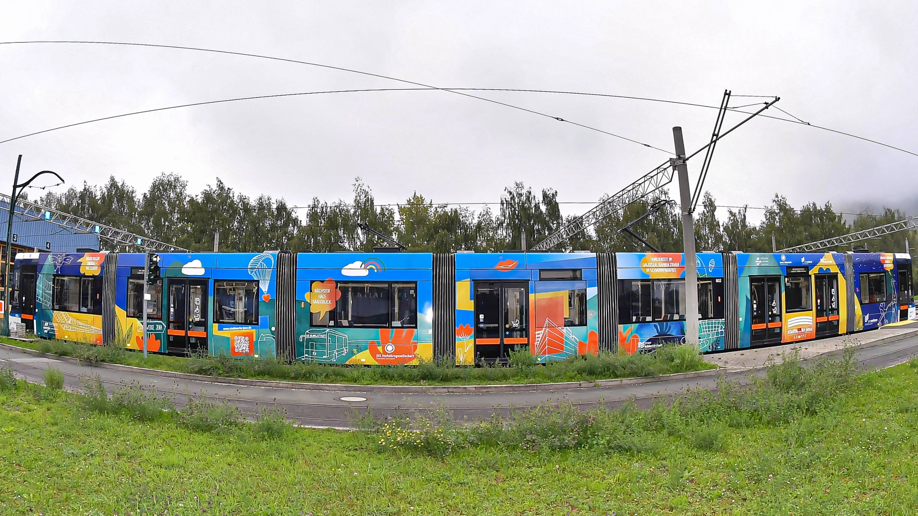 In Gänze: die neu gestaltete Straßenbahn mit der Wagennummer 802 