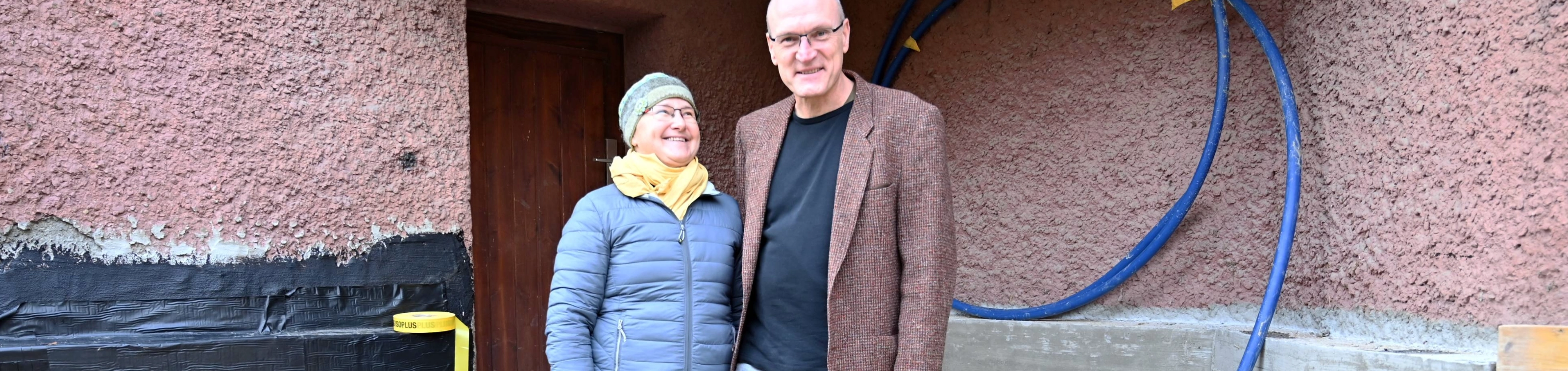 Nicole Kotkamp-Mothes und Dietmar Mothes vor ihrem modernisierten Mehrfamilienhaus in der Hermann-Löns-Straße: Bald wird hier Fernwärme anstelle von Gas heizen. 