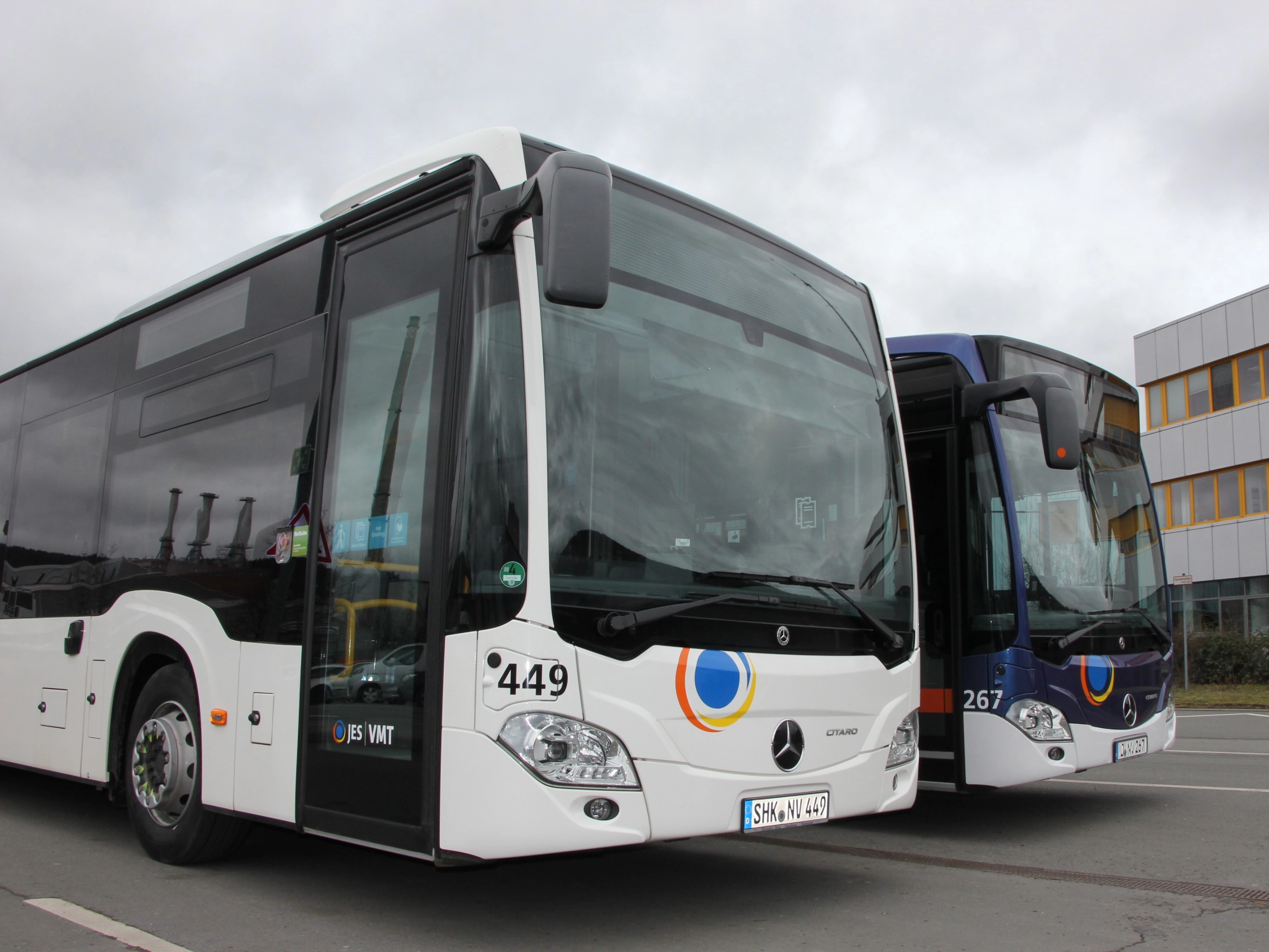 Zwei Busse stehen auf dem Betriebshof.