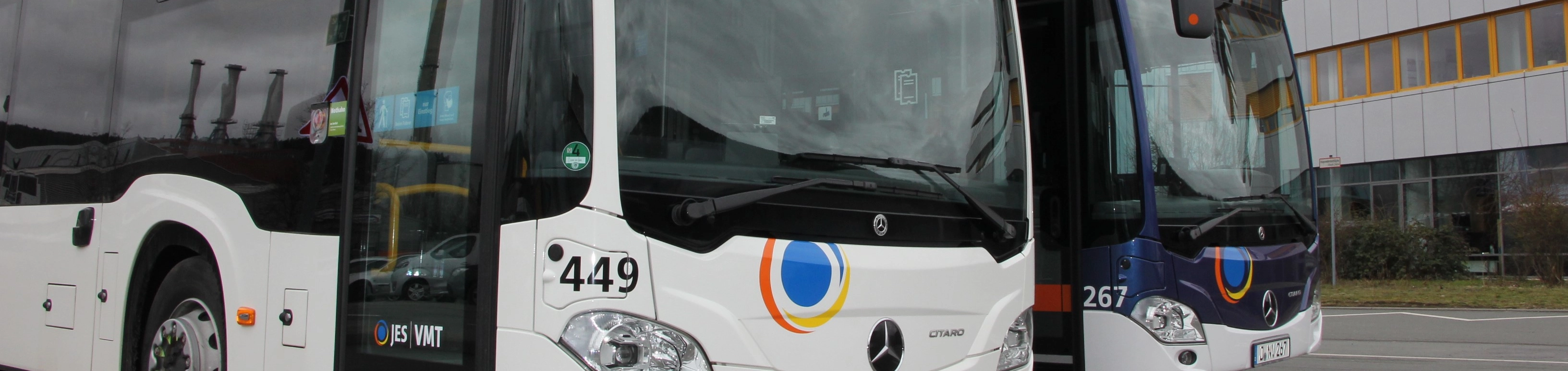 Zwei Busse stehen auf dem Betriebshof.