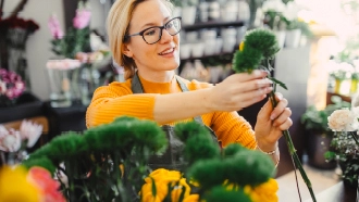 Frau bindet Blumenstraße im Blumenladen