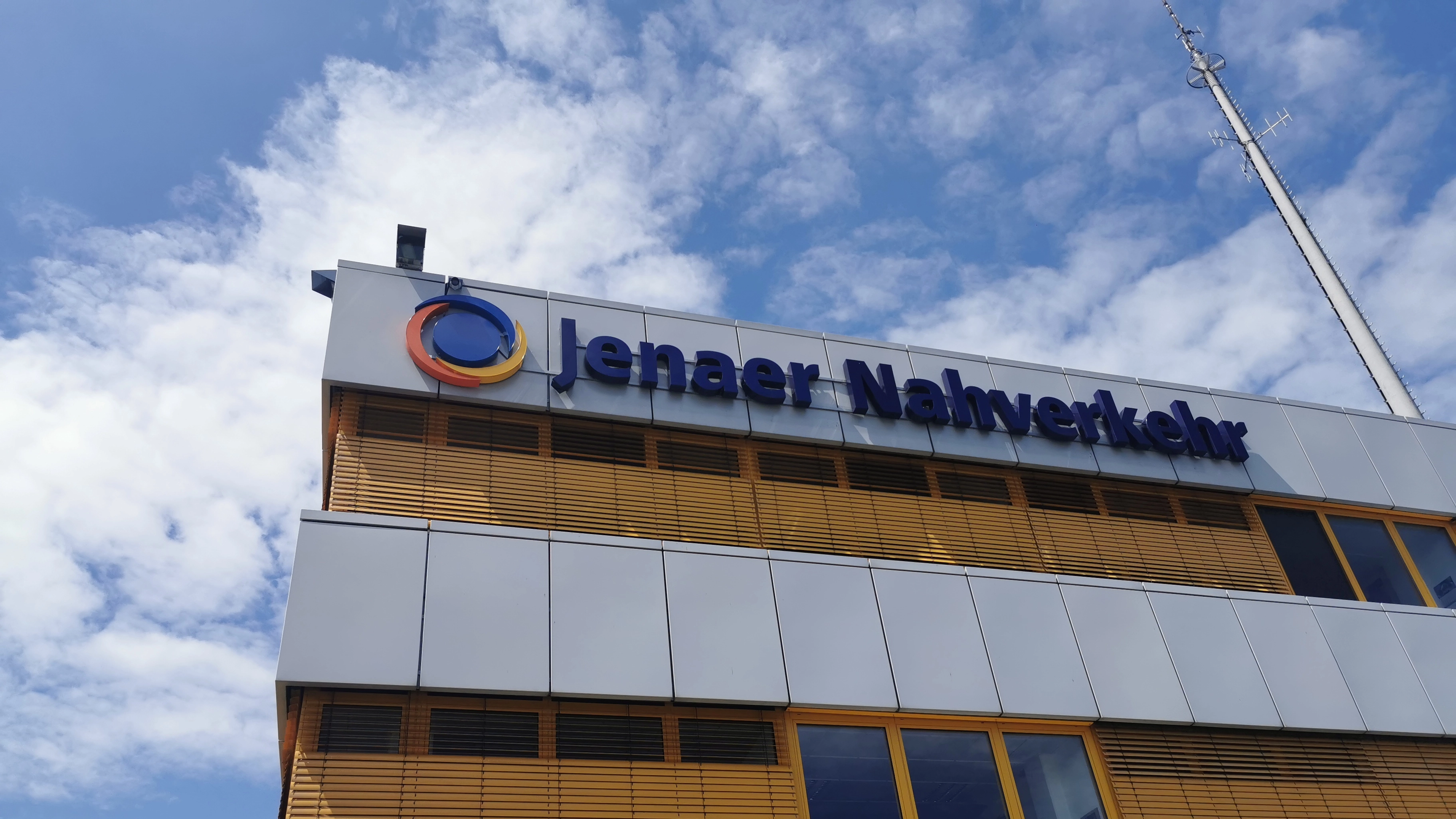 Der Schriftzug Jenaer Nahverkehr auf dem Betriebshofgebäude Keßlerstraße
