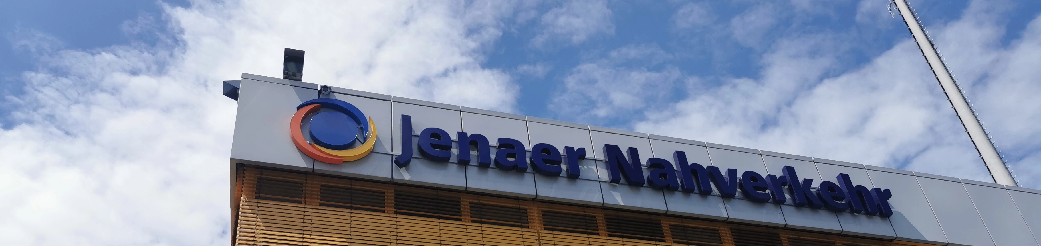 Der Schriftzug Jenaer Nahverkehr auf dem Betriebshofgebäude Keßlerstraße