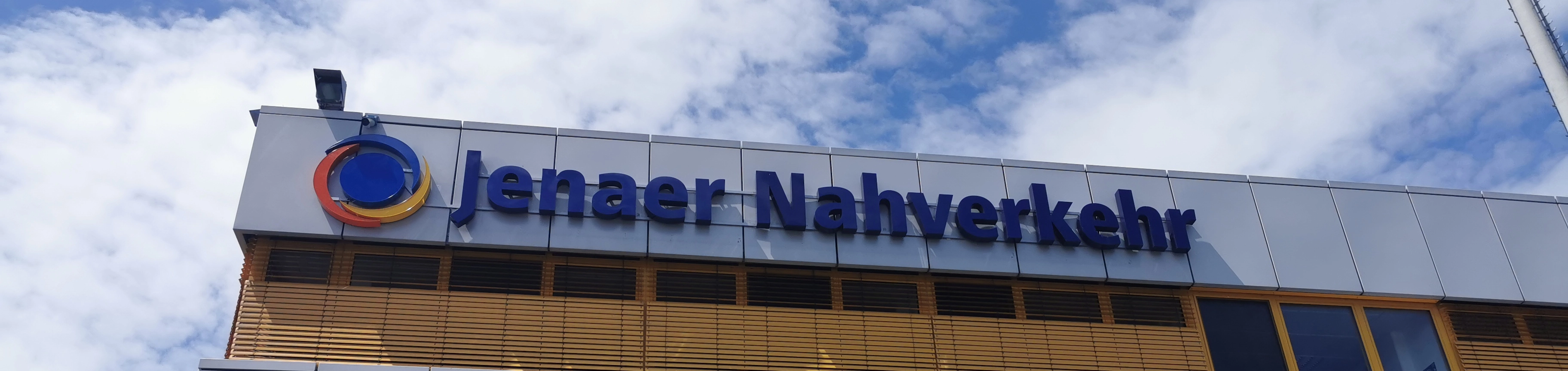 Das Dienstgebäude des Jenaer Nahverkehrs mit dem Firmenschriftzug.