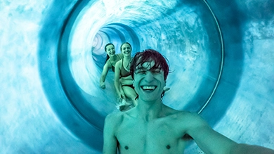 Drei junge Personen rutschen in einer Wasserrutsche im GalaxSea
