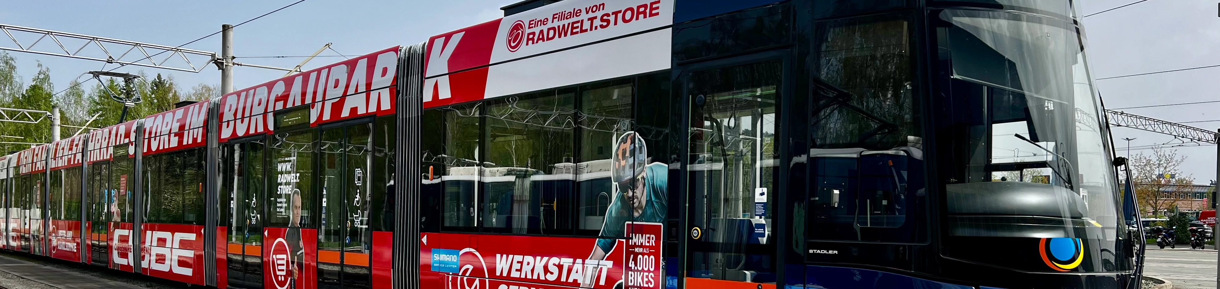 Eine Lichtbahn mit Außenwerbung auf dem Betriebshof.