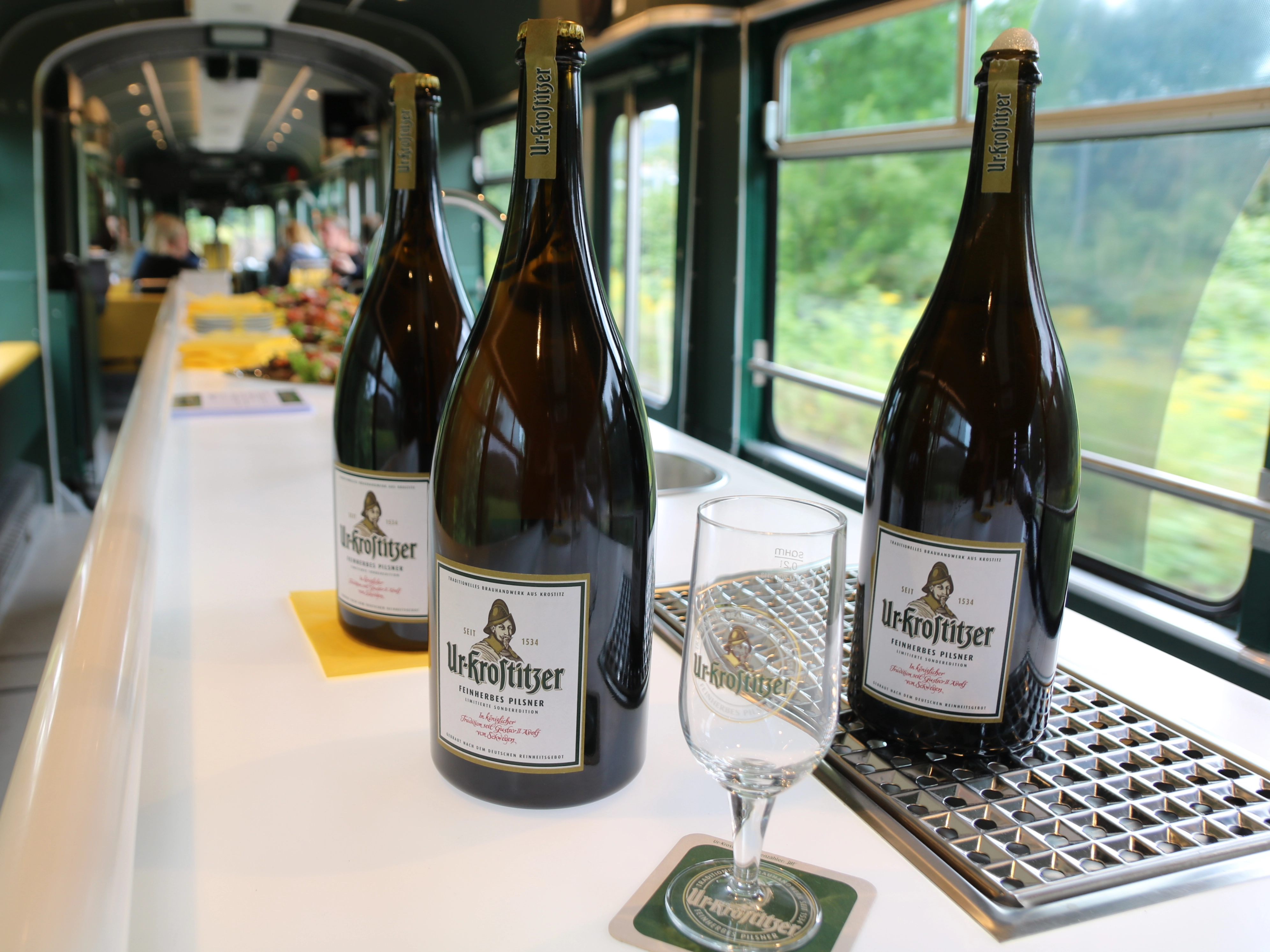 Ur-Krostitzer-Flaschen stehen auf dem Tresen in der Ur-Krostitzer Partybahn.