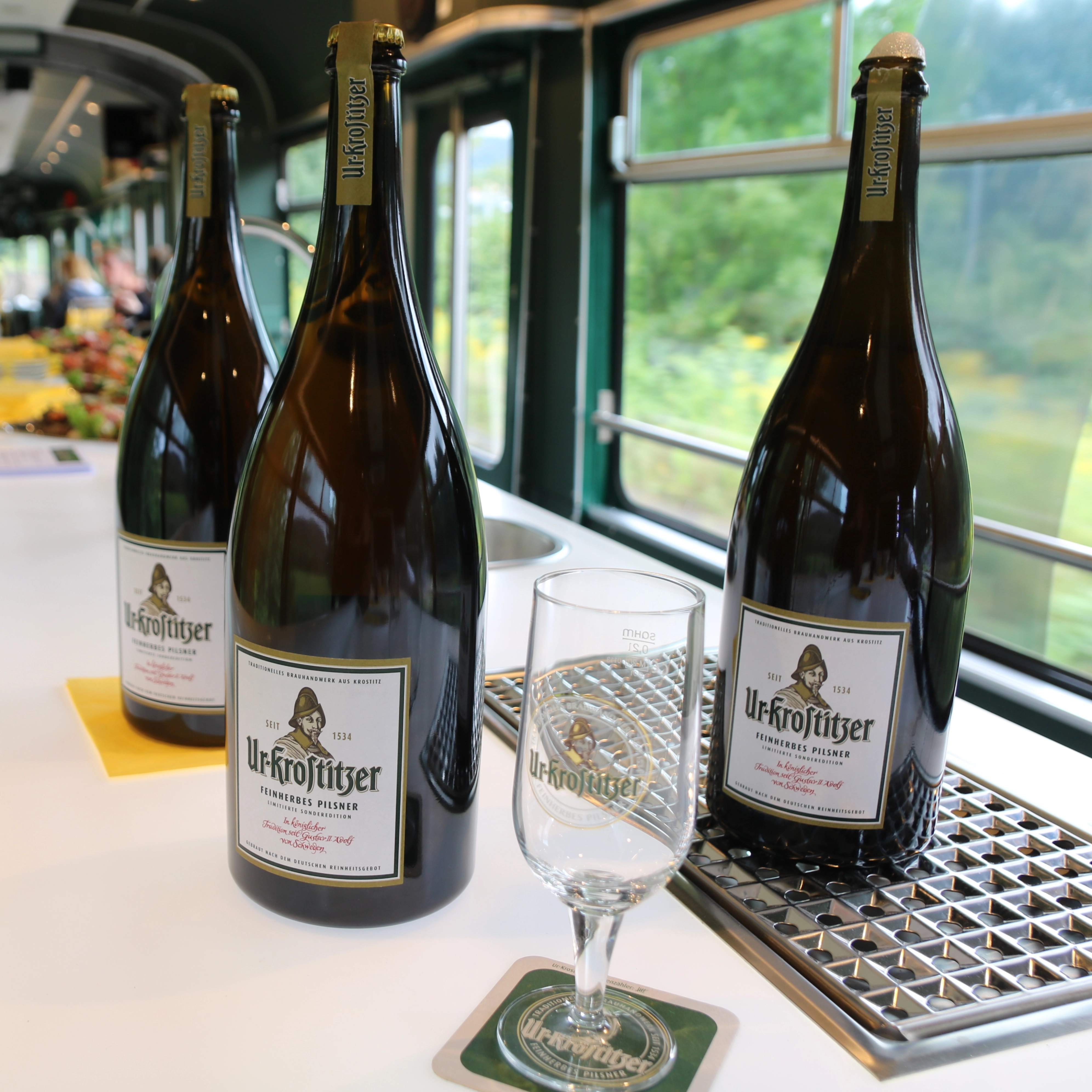 Ur-Krostitzer-Flaschen stehen auf dem Tresen in der Ur-Krostitzer Partybahn.