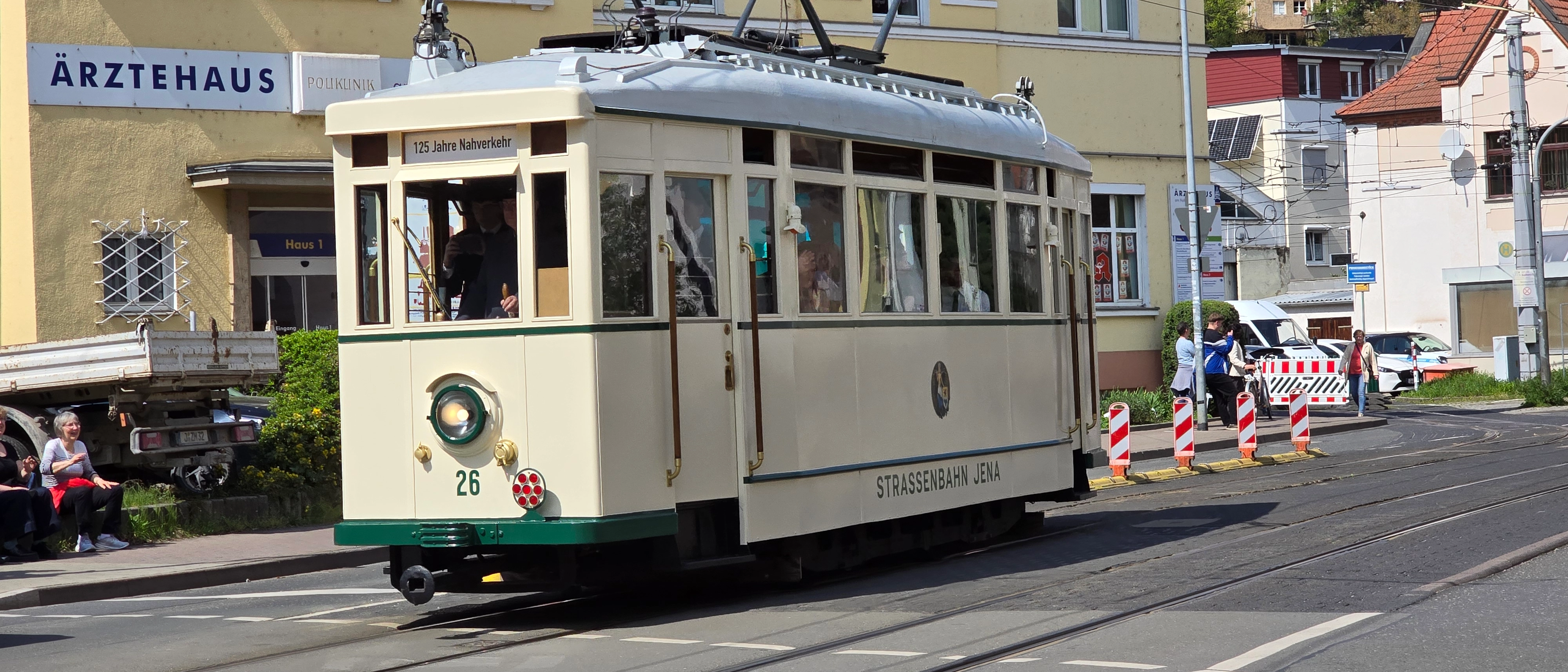 Triebwagen 26 vor dem Ärztehaus in der Dornburger Straße
