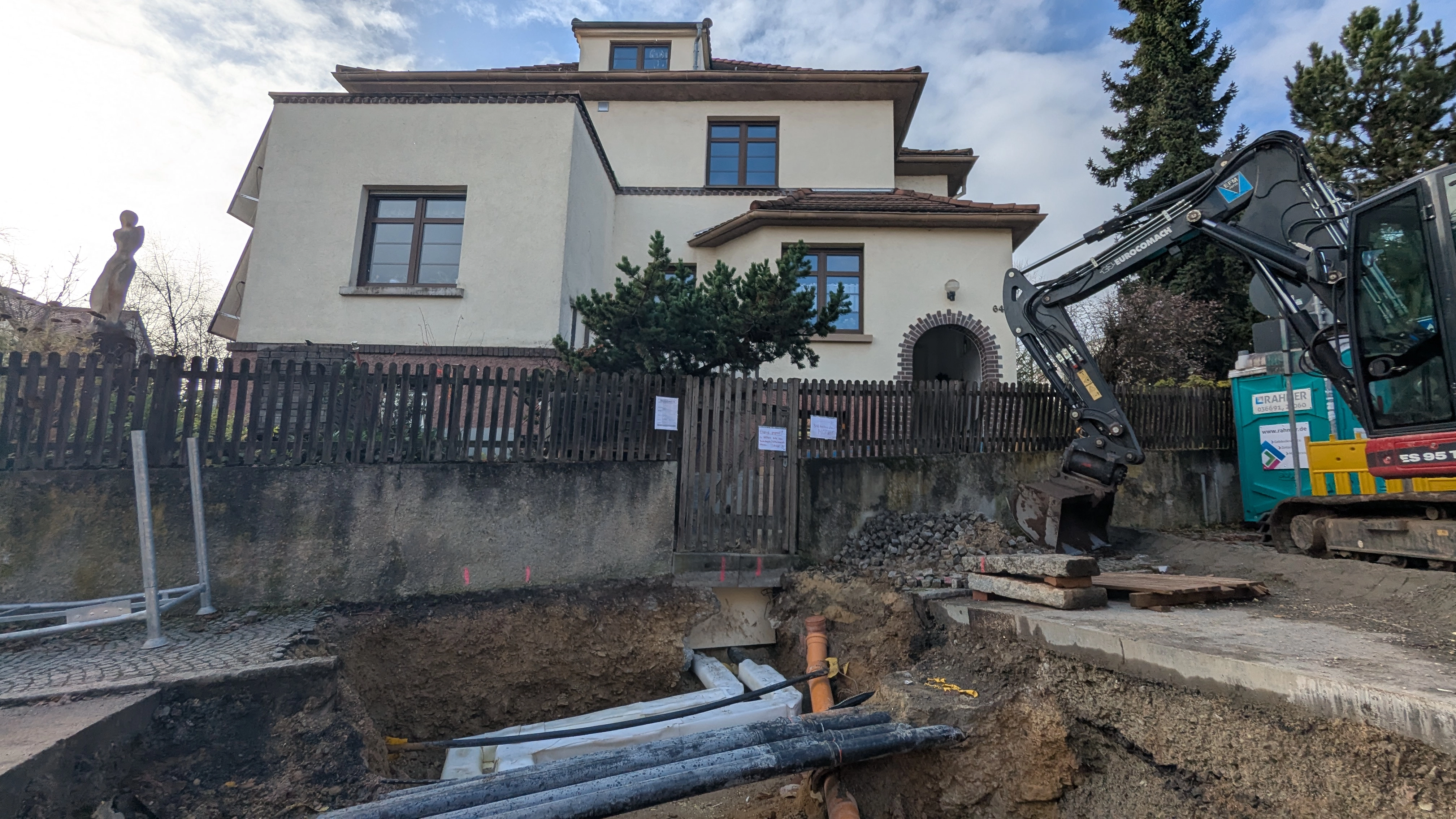Im November 2025 wurde die Straße für drei Wochen gesperrt, um rund 25 Meter neue Fernwärmeleitung zu verlegen und das Haus anzuschließen. 
