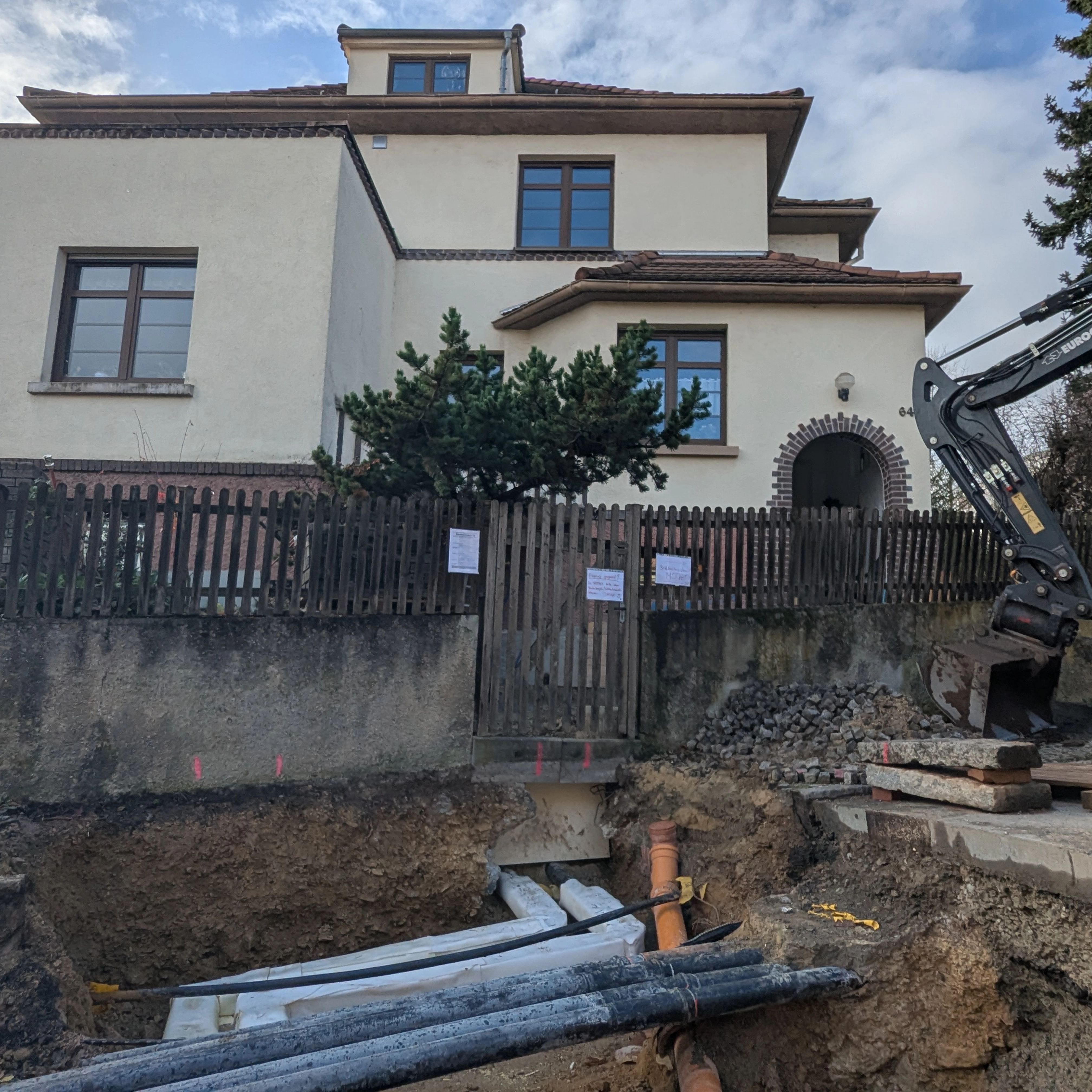 Im November 2025 wurde die Straße für drei Wochen gesperrt, um rund 25 Meter neue Fernwärmeleitung zu verlegen und das Haus anzuschließen. 