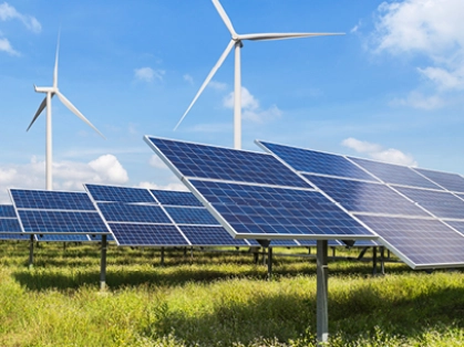 Symbolbild Solaranlagen und Windräder