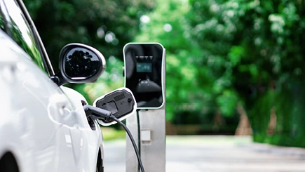 E-Auto steht an einer Ladestation