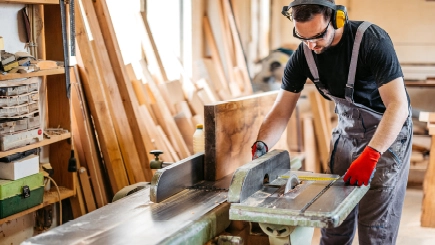 Tischlerei. Mann arbeitet mit Holz an der Kreissäge Tischlerei. Mann arbeitet mit Holz an der Kreissäge