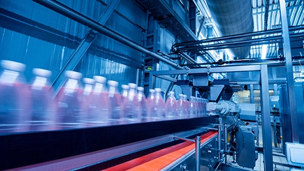Produktionshalle mit Förderband zur Flaschenabfüllung Produktionshalle mit Förderband zur Flaschenabfüllung