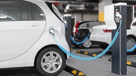 Ein E-Auto wird an einer Ladestation geladen Ein E-Auto wird an einer Ladestation geladen