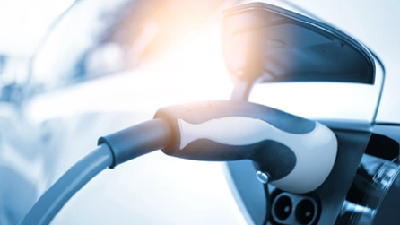 Ein E-Auto wird an einer Ladestation geladen