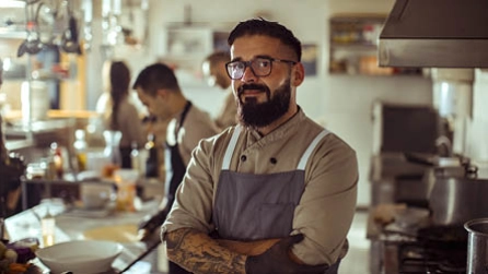 Eine Restaurantfachkraft steht in einer Lokalität