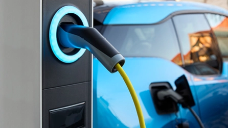 Ein E-Auto wird an einer Ladestation geladen