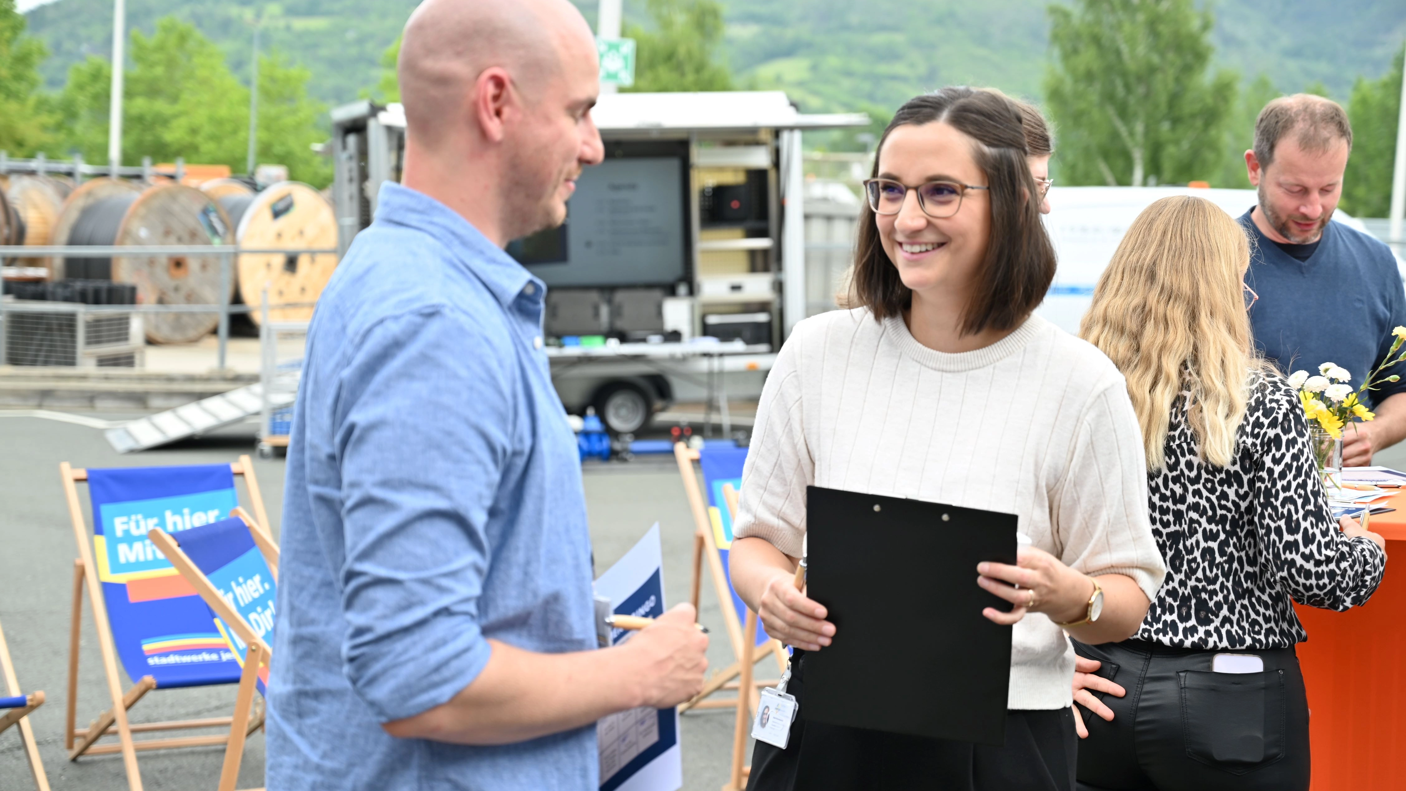 Bei strahlendem Wetter kamen zahlreiche neue Mitarbeitende auf dem Gelände der Stadtwerke Jena Netze zusammen – für ein erstes Kennenlernen, lebendige Gespräche und einen echten Einblick in die Welt der Stadtwerke Gruppe.