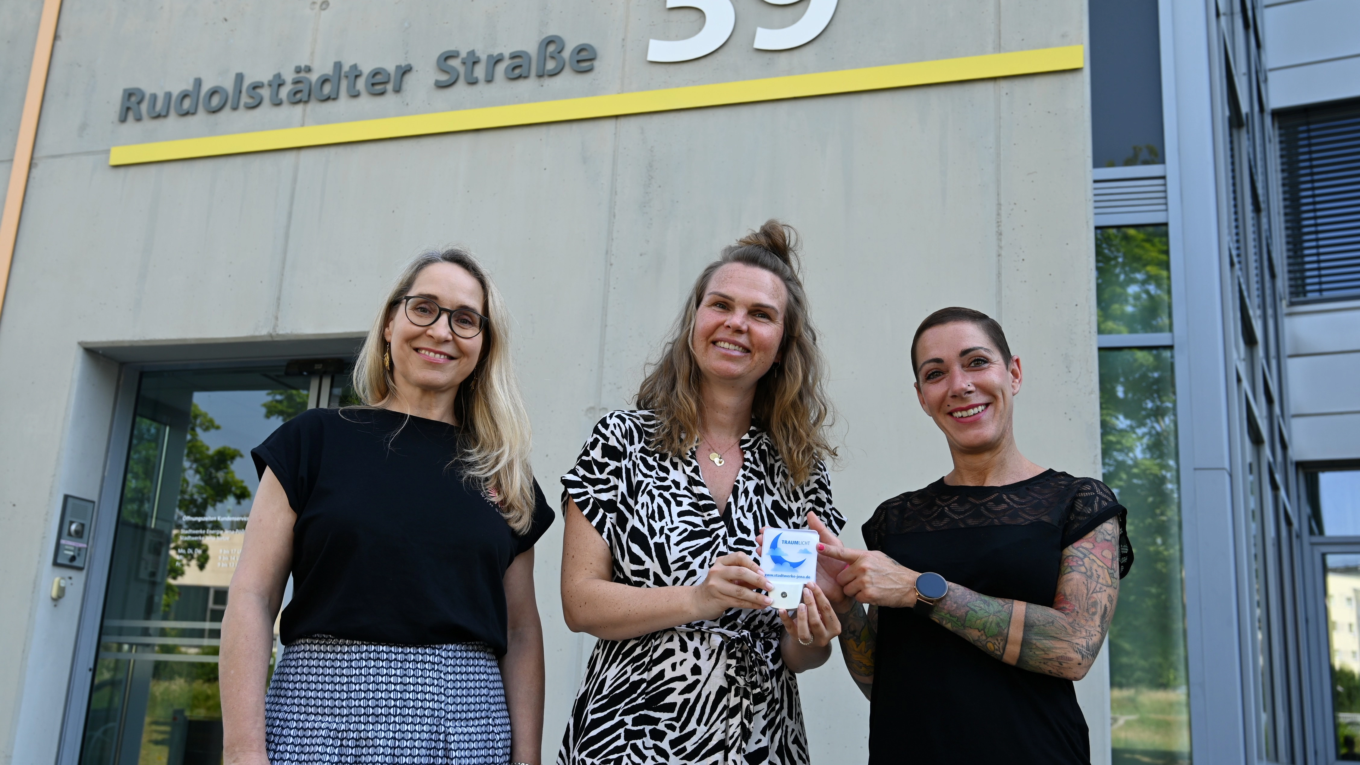 V. l. n. r.: Claudia Reichenbach (Stadtwerke Energie), Karolin Bengsch-Rögner (Jugendamt des Saale-Holzland-Kreises) und Claudia Kubatz (Baby-Erstbesuchsdienst KiWi) stellen das Nachtlicht vor, das Familien im Saale-Holzland-Kreis im Rahmen des Baby-Erstbesuchsdienstes erhalten.