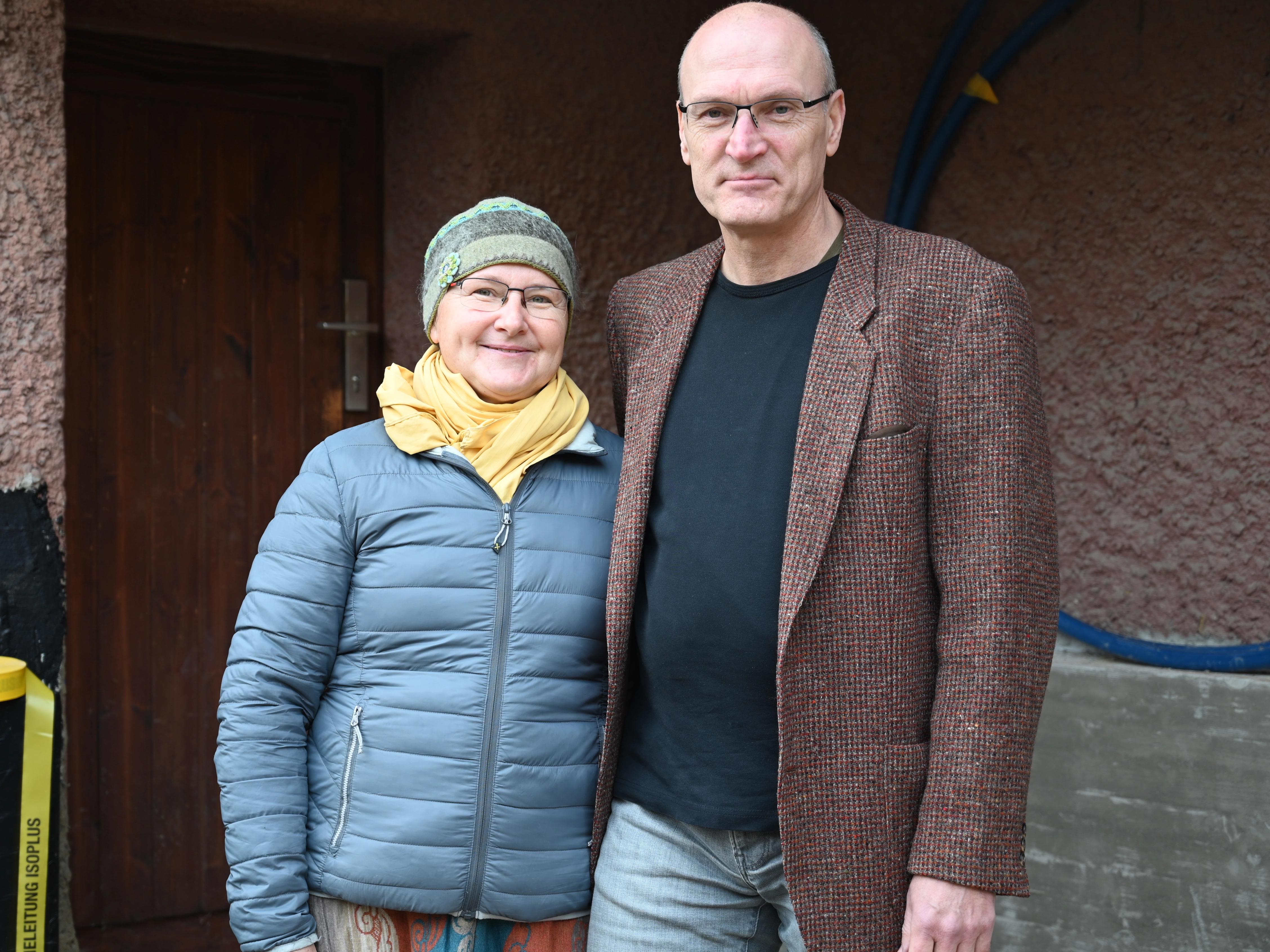 Nicole Kotkamp-Mothes und Dietmar Mothes vor ihrem modernisierten Mehrfamilienhaus in der Hermann-Löns-Straße: Bald wird hier Fernwärme anstelle von Gas heizen. 