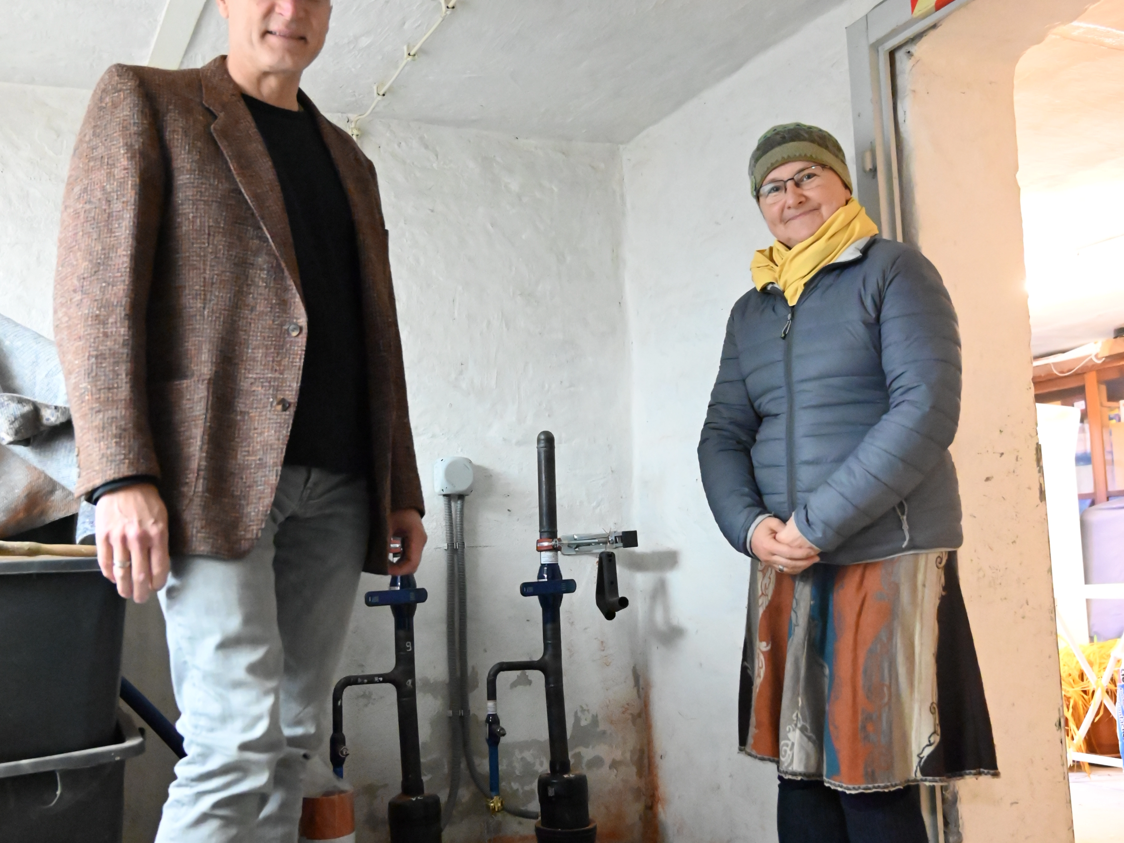 Nicole Kotkamp-Mothes und Dietmar Mothes im modernisierten Heizungskeller: Bald fließt hier Fernwärme ins Haus und in die Heizungen. 