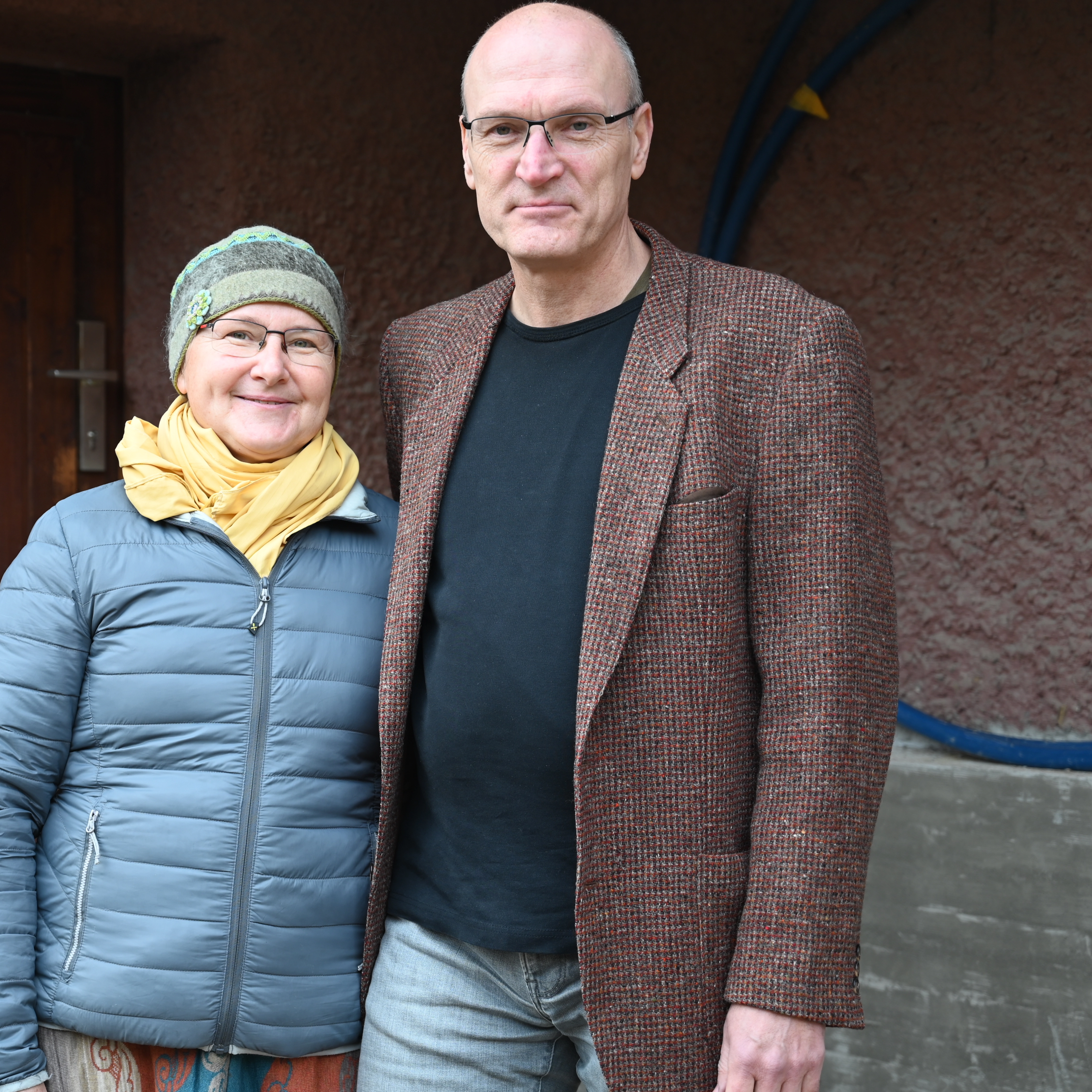 Nicole Kotkamp-Mothes und Dietmar Mothes vor ihrem modernisierten Mehrfamilienhaus in der Hermann-Löns-Straße: Bald wird hier Fernwärme anstelle von Gas heizen. 