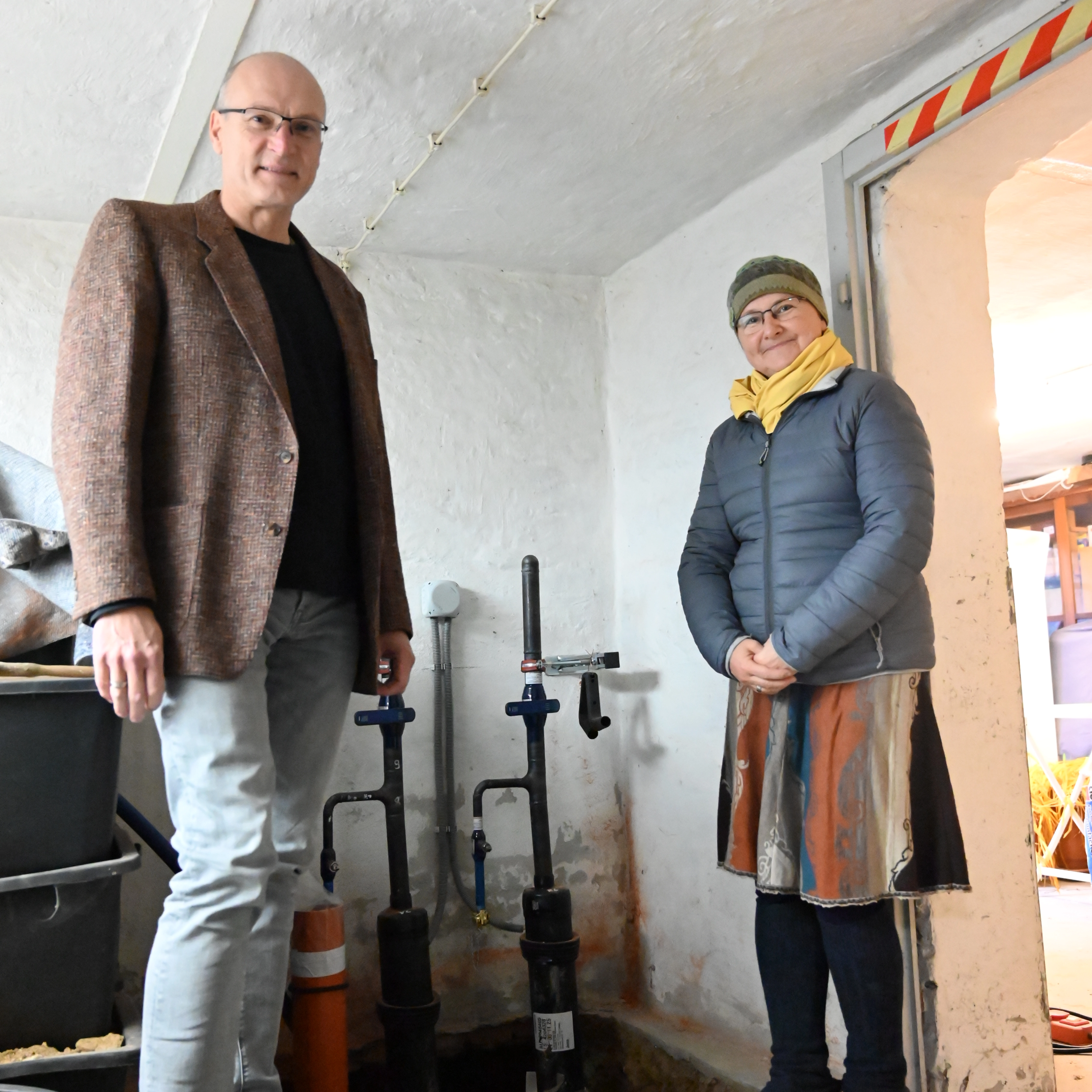 Nicole Kotkamp-Mothes und Dietmar Mothes im modernisierten Heizungskeller: Bald fließt hier Fernwärme ins Haus und in die Heizungen. 