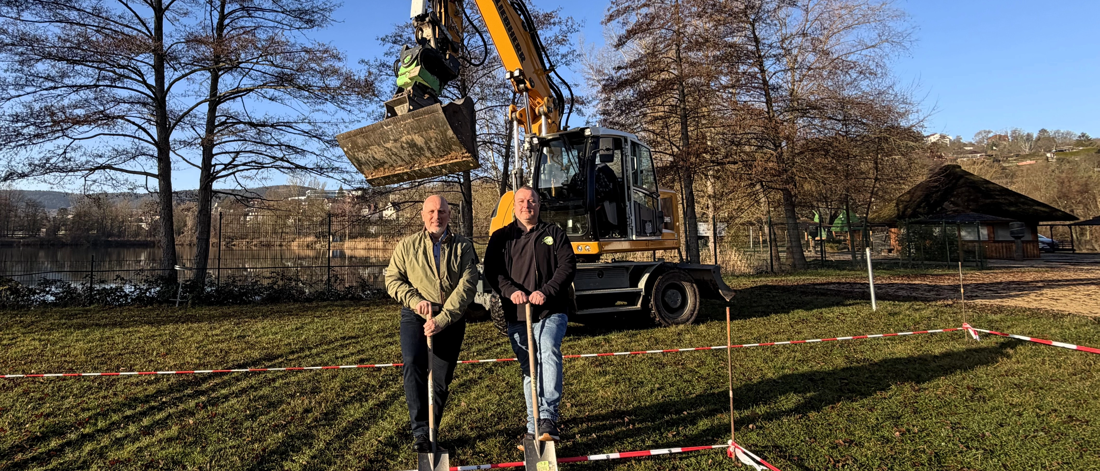Beim symbolischen Spatenstich für zwei neue Beachvolleyballplätze am Strandschleicher: Bäder-Geschäftsführer Bernhard Dengel (links) und Frank Pirnstill, Verantwortlicher für die Strandbar Strandschleicher.  