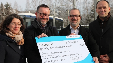„Wir verbinden Generationen“ Förderbescheid an Jenaer Nahverkehr übergeben