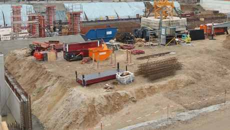 Neue Sportschwimmhalle: Die nächsten 500 Kubikmeter Beton für Fundament verbaut