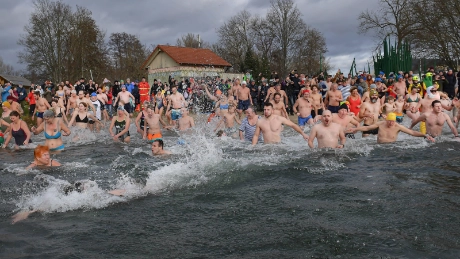 Neuer Besucherrekord beim Anbaden im Schleichersee