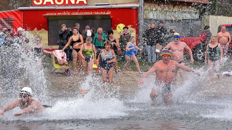 Neujahrsschwimmen im Südbad Jena