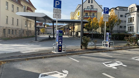 Ökostrom tanken am Busbahnhof / Stadtwerke Energie eröffnen öffentliche Ladesäulen Nummer 29 und 30