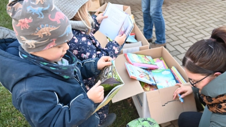 Mitarbeitende der Stadtwerke Jena spenden Kinderbücher 