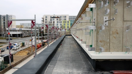 Baufortschritt Sportschwimmhalle: Schwimmbecken schweißen, Fassade schließen und Dach setzen